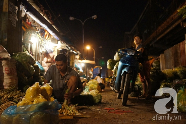 Chợ Long Biên sắp đóng cửa, hàng ngàn người lo lắng.